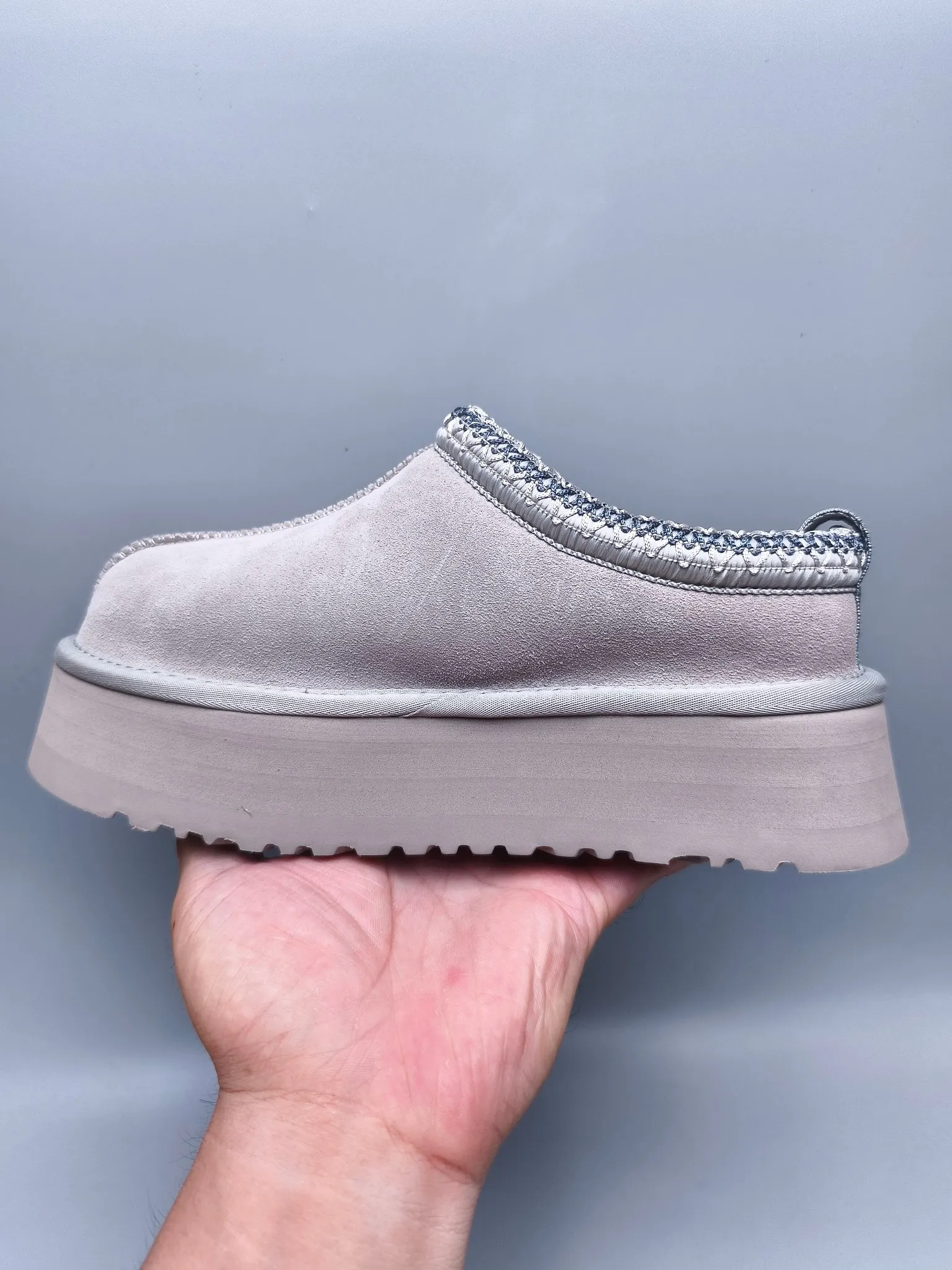 💰440 UGG sheepskin all-in-one snow boots 2553 co-branded national trend style thick-soled one-leg women’s snow boots🐾~ 🍭 A co-branded trendy item launched with well-known designer brands Feng Chen Wang and TELFAR. Zhou Dongyu & Wang Jiaer’s same style Fang Kete boots. The slip-on design makes it easy to put on and take off, and can be used indoors or outdoors. The exotic edging design is eye-catching, and it is definitely worth buying~ 🍭Material: cowhide➕sheep fur Outsole: rubber (light wing technology) 🍭Color: black, maroon, sand, dark green, light gray, chocolate, beige, walnut, brown, dark gray, red 🍭Number of codes: 35-42